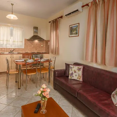 Villa Ilio Mare Villa's *